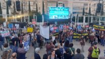 הפגנת אנשי החינוך בכיכר הבימה בתל אביב במחאה על קיצוץ בשכר המורים (צילום: מיכל מרנץ)