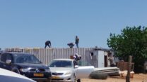 תושבי מע'יר א-דיר הורסים את בתיהם (צילום: יניב שרון)