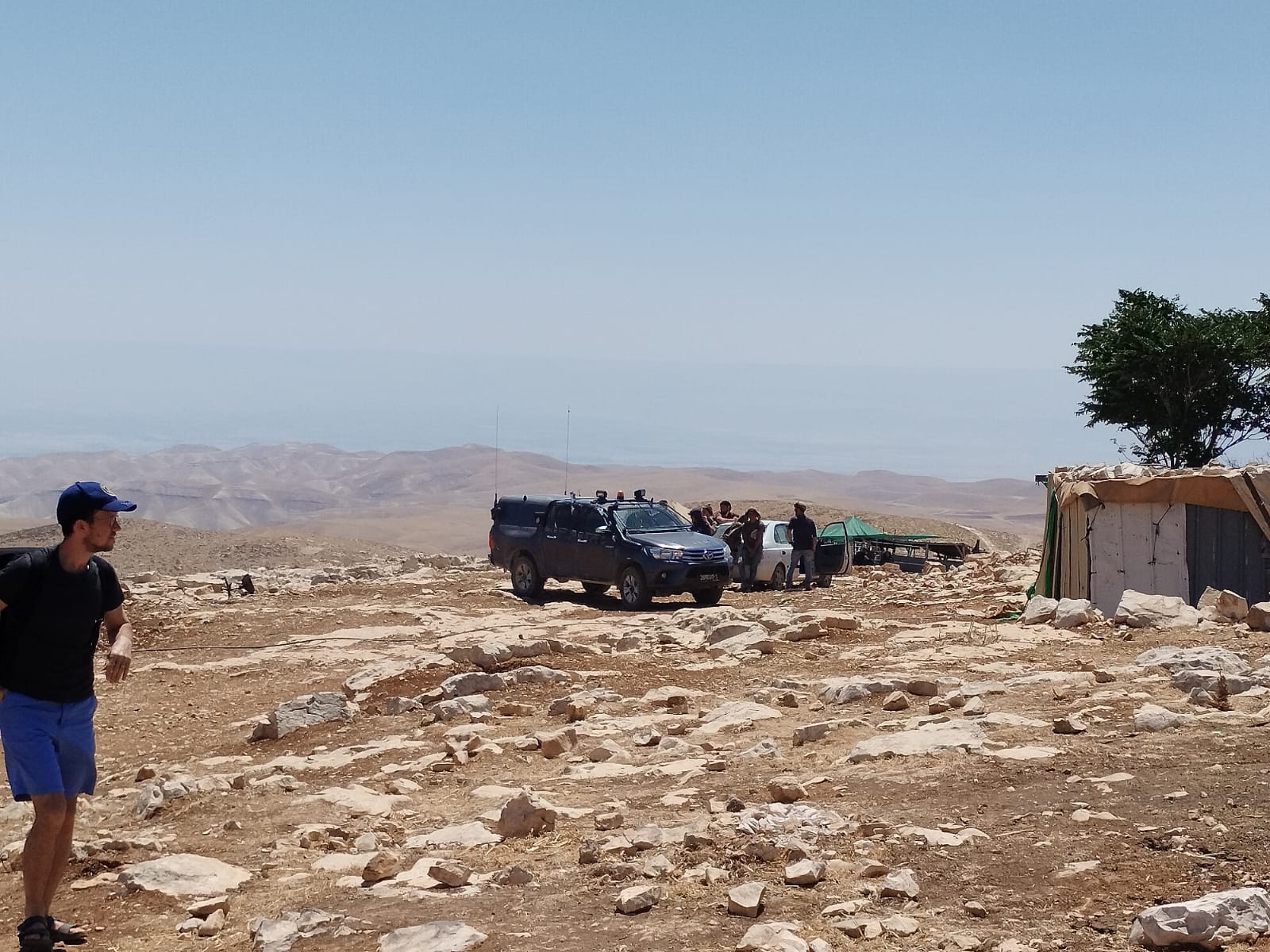 מתנחלים ושוטרי מג"ב צופים במעשה (צילום: יניב שרון)