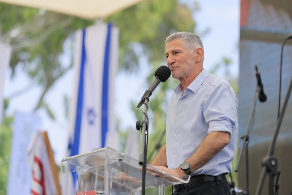 יו"ר מפלגת הדמוקרטית יאיר גולן בכנס שדרות בבאר שבע (צילום: עוז שכטר / תדמית) יו"ר מפלגת הדמוקרטית יאיר גולן בכנס שדרות בבאר שבע (צילום: עוז שכטר / תדמית)