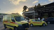 זירת התאונה בה נהרג עובד כבן 40 מפיצוץ צמיג באזור התעשייה ברמלה (צילום: דוברות מד״א)
