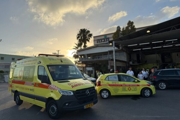 זירת התאונה בה נהרג עובד כבן 40 מפיצוץ צמיג באזור התעשייה ברמלה (צילום: דוברות מד״א)
