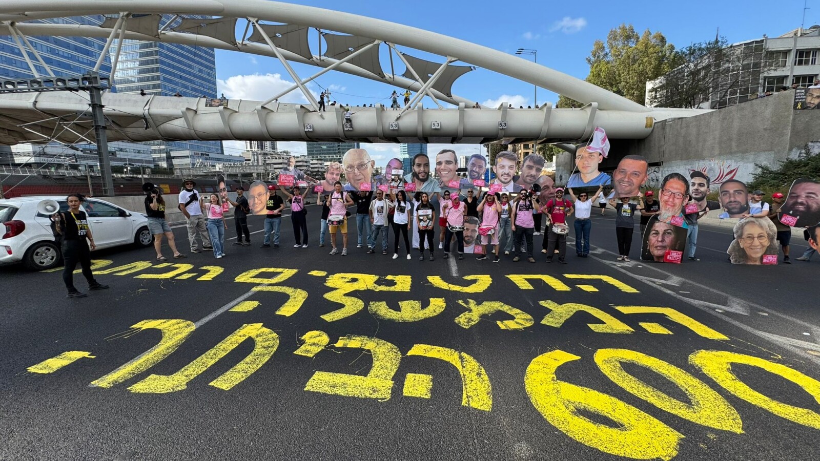 פעילים חוסמים את נתיבי איילון (צילום: כולנו חטופים)