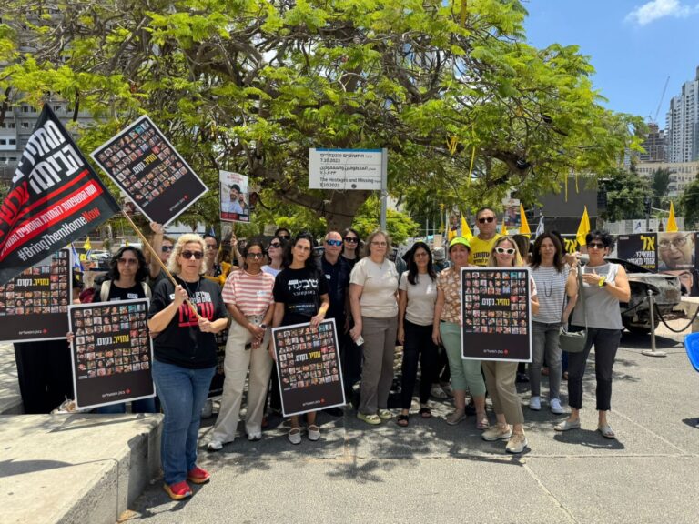 עובדי ועובדות בנק הפועלים בתל אביב קוראים להשבת החטופים (צילום: בנק הפועלים)