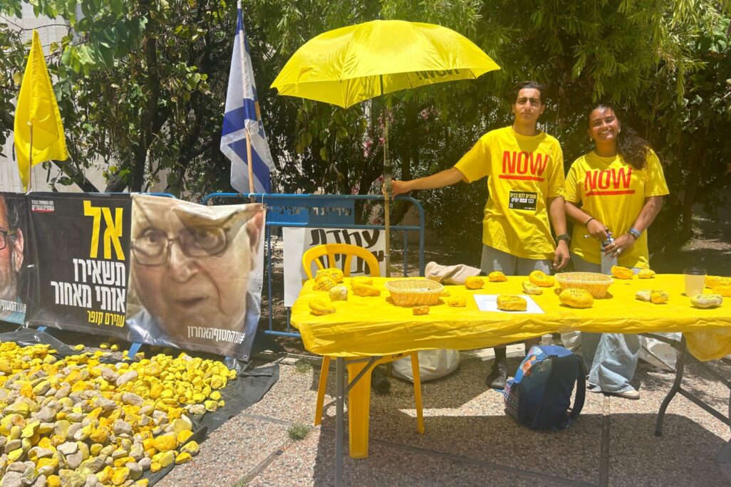 ליאור דרמון ונדב אורלב, חניכי מכינת 'מנשרים קלו' בפעילות לציון 600 ימי שבי של 58 החטופים (צילום: מאיה רונן)