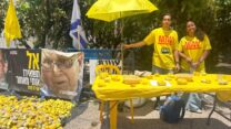 ליאור דרמון ונדב אורלב, חניכי מכינת 'מנשרים קלו' בפעילות לציון 600 ימי שבי של 58 החטופים (צילום: מאיה רונן)