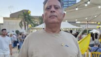 אלי אלבג בכיכר החטופים (צילום: הדס יום טוב)