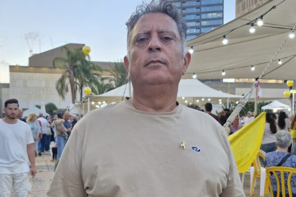 אלי אלבג בכיכר החטופים (צילום: הדס יום טוב)
