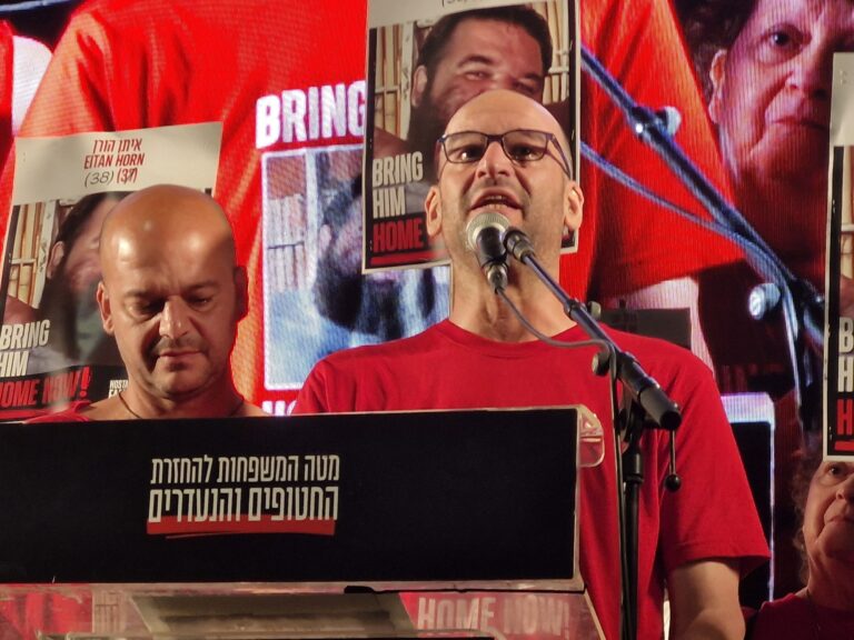 יאיר הורן בעצרת 600 ימים למלחמה בכיכר החטופים (צילום: הדס יום טוב)