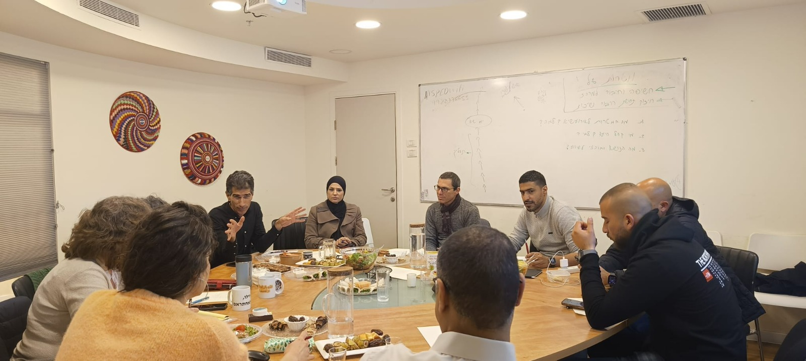 השולחנות העגולים במיזם למיגור העישון (צילום: באדיבות המיזם למיגור העישון)
