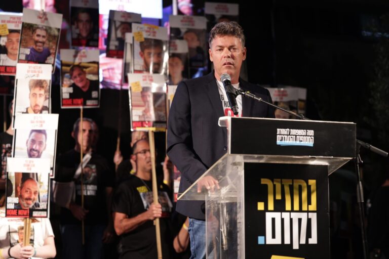 ליאור שמחה, מזכ"ל התנועה הקיבוצית, בכיכר החטופים בתל אביב (צילום: אלון גלבוע)