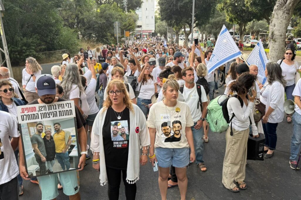 צעדת משמרת 101 בהובלת אימהות ומשפחות חטופים ובהשתתפות מאות אנשים בדרישה להחזרת כל החטופים (צילום: שני תמים, משמרת 101)