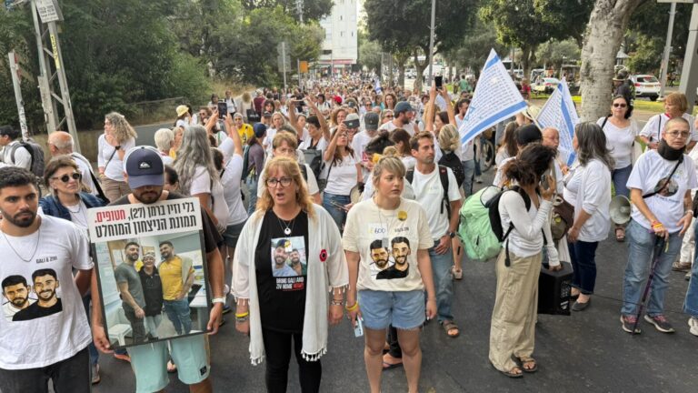 צעדת משמרת 101 בהובלת אימהות ומשפחות חטופים ובהשתתפות מאות אנשים בדרישה להחזרת כל החטופים (צילום: שני תמים, משמרת 101)
