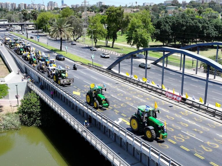 טרקטורים בשיירת הקיבוצים למען החטופים (צילום: אביב אטלס)