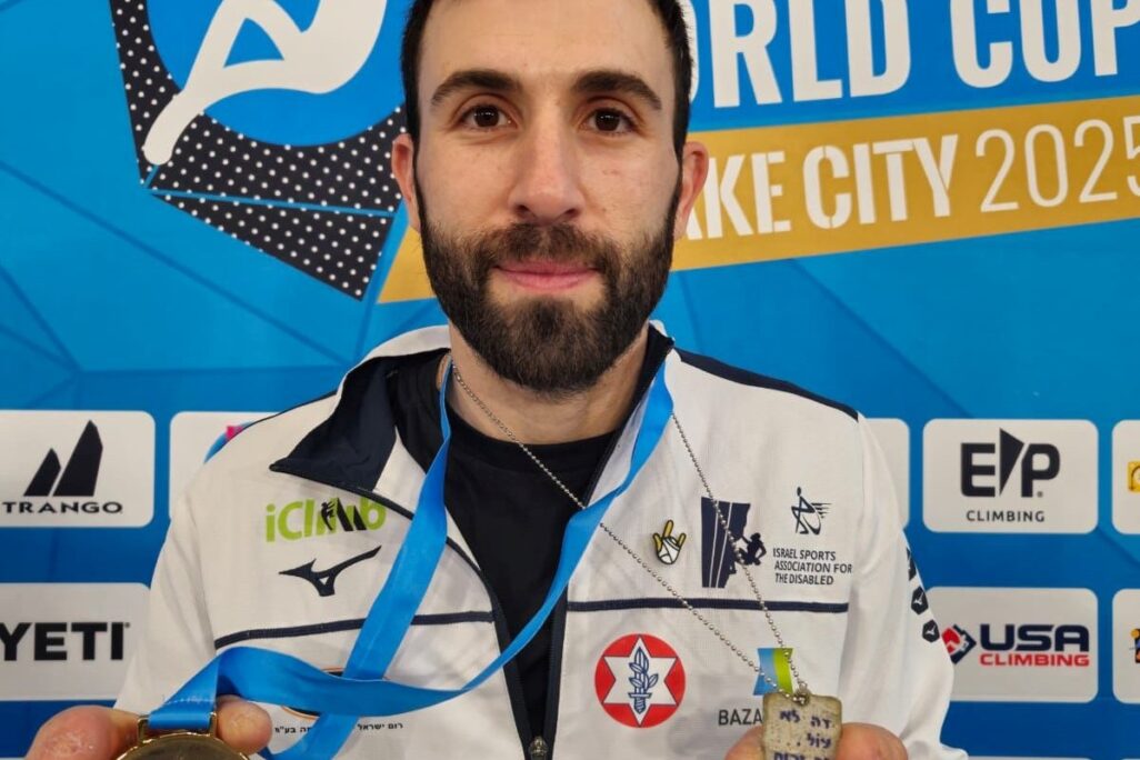 המטפס הפראלימפי מור ספיר ברגע הזכייה במדליית זהב בגביע העולם (צילום: נעמה גלאובר, באדיבות התאחדות הטיפוס) המטפס הפראלימפי מור ספיר ברגע הזכייה במדליית זהב בגביע העולם (צילום: נעמה גלאובר, באדיבות התאחדות הטיפוס)