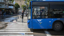 אוטובוס של דן בזמן נסיעה בתל אביב (צילום: אבשלום ששוני, פלאש90)