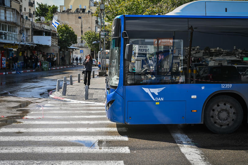 אוטובוס של דן בזמן נסיעה בתל אביב (צילום: אבשלום ששוני, פלאש90) אוטובוס של דן בזמן נסיעה בתל אביב (צילום: אבשלום ששוני, פלאש90)