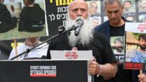 דני מירן בהצהרת המשפחות (צילום: פאולינה פטימר)