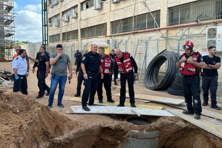 הזירה באתר הבנייה בבני ברק (צילום: המשטרה)
