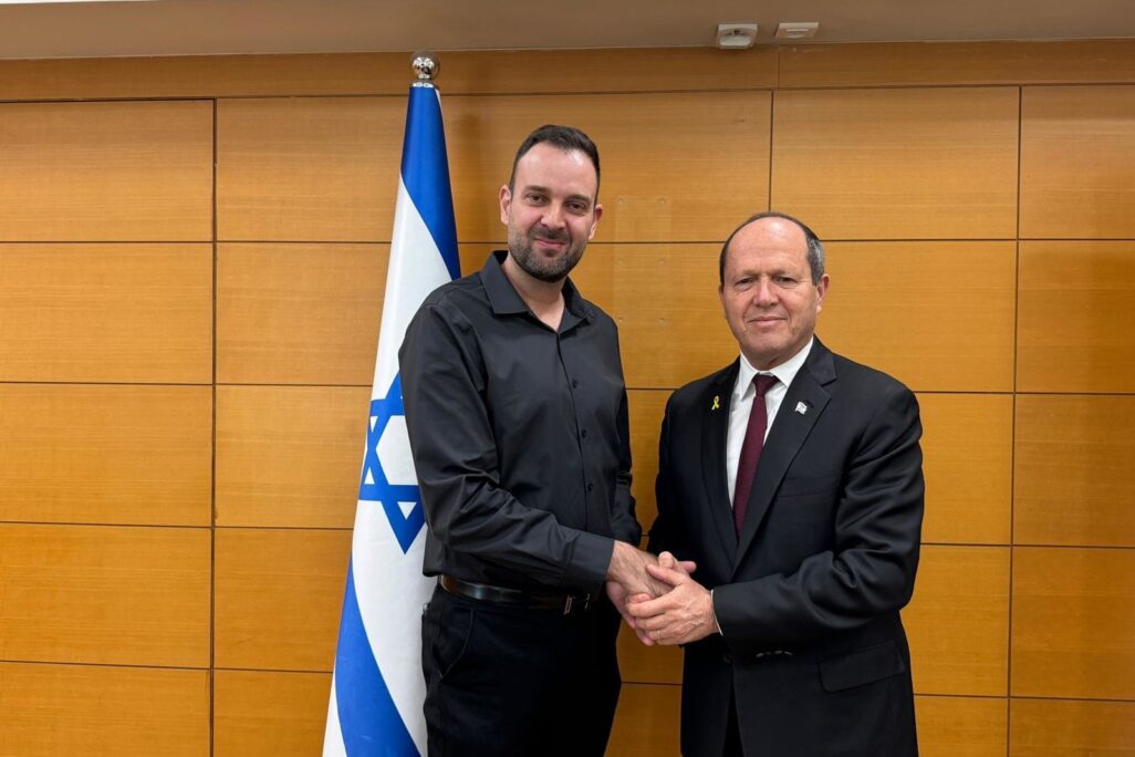 עו"ד פיראס פראג' (משמאל) עם שר הכלכלה ניר ברקת (צילום: דוברות משרד הכלכלה והתעשייה)