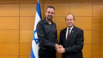 עו"ד פיראס פראג' (משמאל) עם שר הכלכלה ניר ברקת (צילום: דוברות משרד הכלכלה והתעשייה)