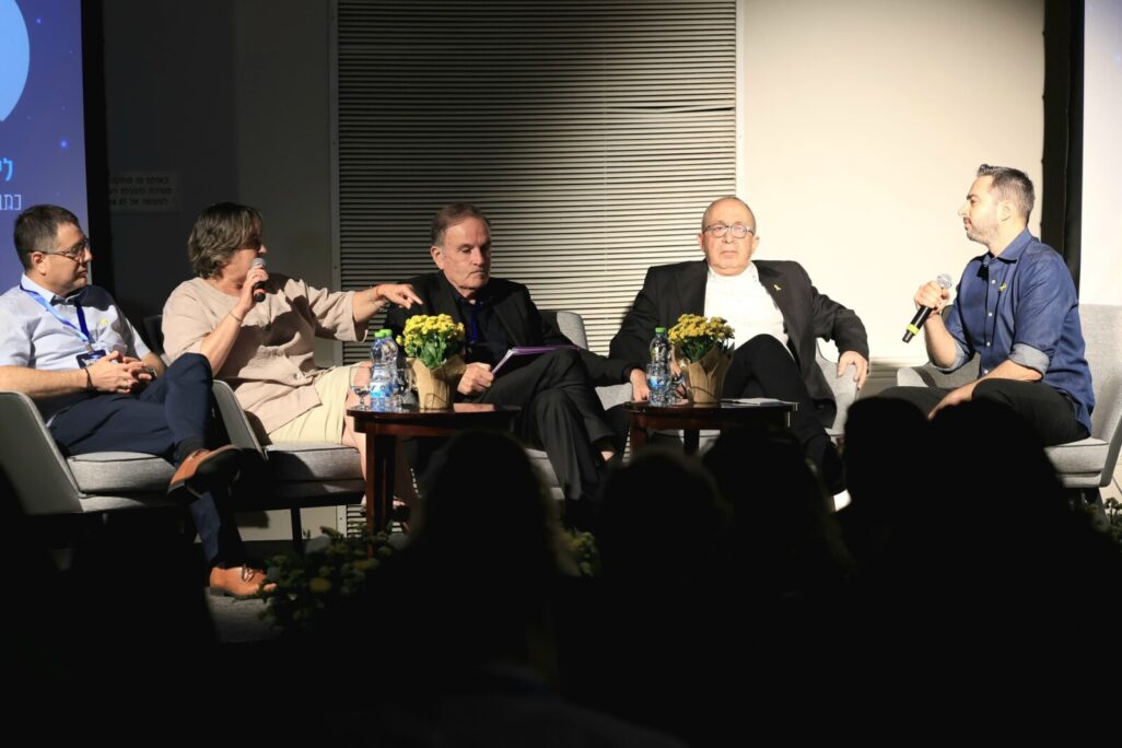 לירן כוג'הינוף, מאיר שמעוני, עמוס שפירא, יפה בן דוד ומירום שיף בפאנל על יישום מסקנות ועדת שפירא בכנס הנהגת ההורים הארצית (צילום: אסי אפרתי)