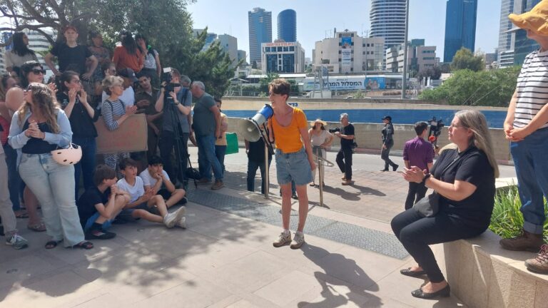 המורה נטע נושאת דברים (צילום: מיכל מרנץ)