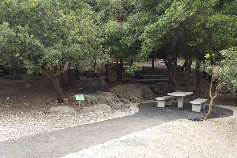 חניון הפסגה בהר מירון על שביל ישראל (צילום: יאיר הנווט/ויקימדיה)