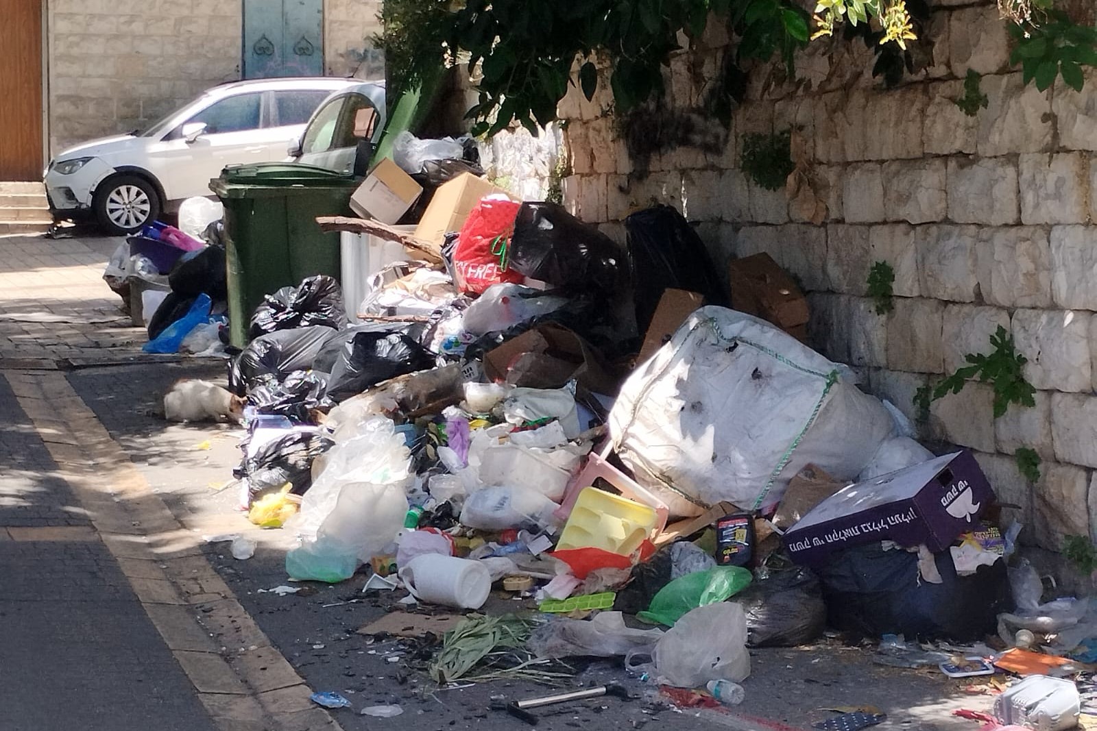 ערימת אשפה מאחורי בית הקברות המוסלמי בנצרת (צילום: יניב שרון)