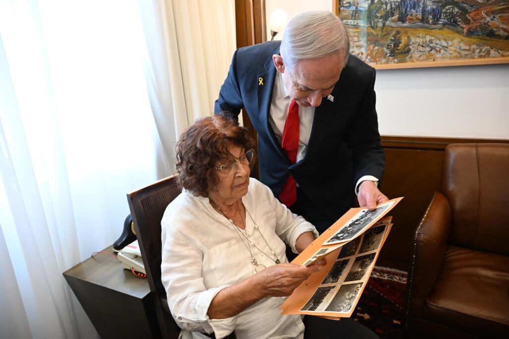 ראש הממשלה בנימין נתניהו עם אלמנת אלי כהן, נדיה כהן (צילום: קובי גדעון/ לע״מ)