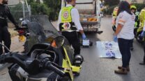 זירת תאונת הדרכים בה נהרגה הולכת רגל מפגיעת משאית זבל בפתח תקווה (צילום: דוברות מד"א - הצלה פתח תקווה)