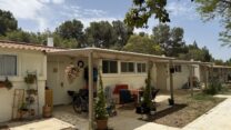 בתים שעברו שיפוץ בקיבוץ רעים (צילום: מנהלת תקומה)