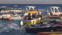 כוחות מד"א בזירת התהפכות הסירה באילת (צילום : דוברות מד״א)