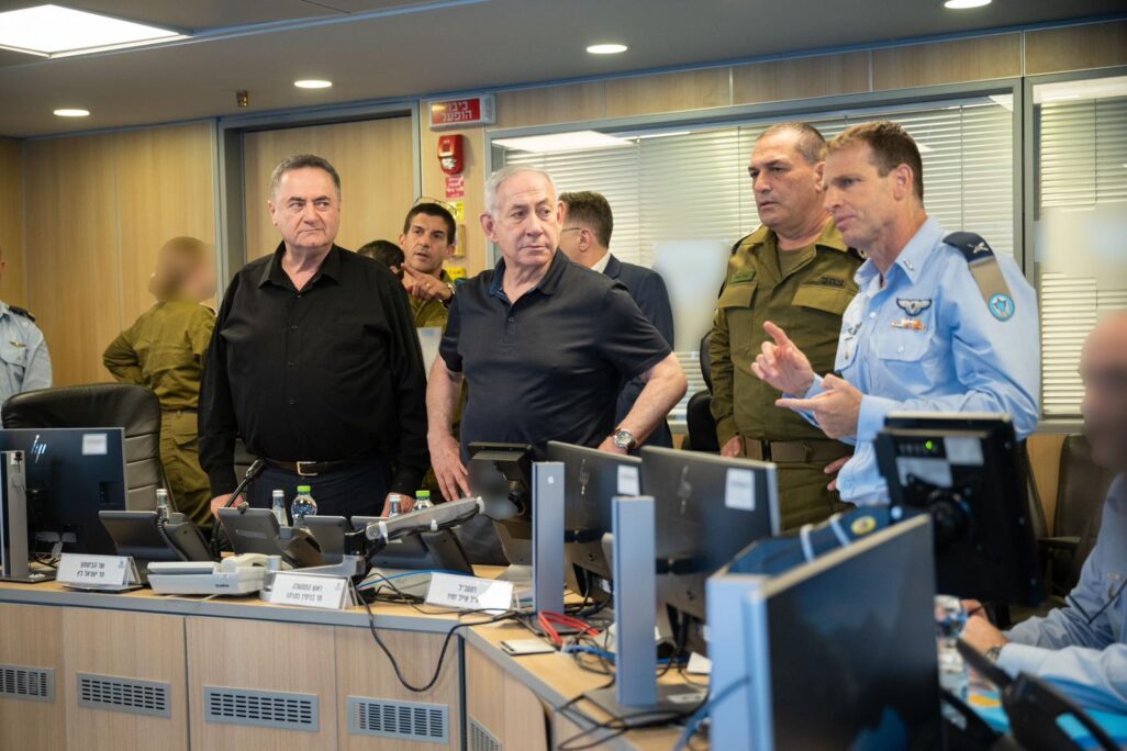 ראש הממשלה בנימין נתניהו, שר הביטחון ישראל כ"ץ והרמטכ"ל אייל זמיר צופים בתקיפות מטוסי חיל האוויר (צילום: שירה קינן, משרד הביטחון)