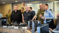 ראש הממשלה בנימין נתניהו, שר הביטחון ישראל כ"ץ והרמטכ"ל אייל זמיר צופים בתקיפות מטוסי חיל האוויר (צילום: שירה קינן, משרד הביטחון)