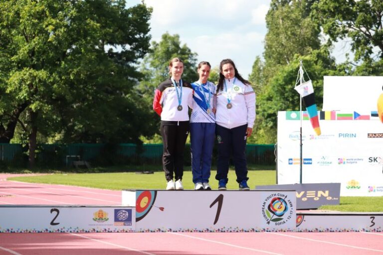 שלי הילטון על הפודיום (צילום: European archery)