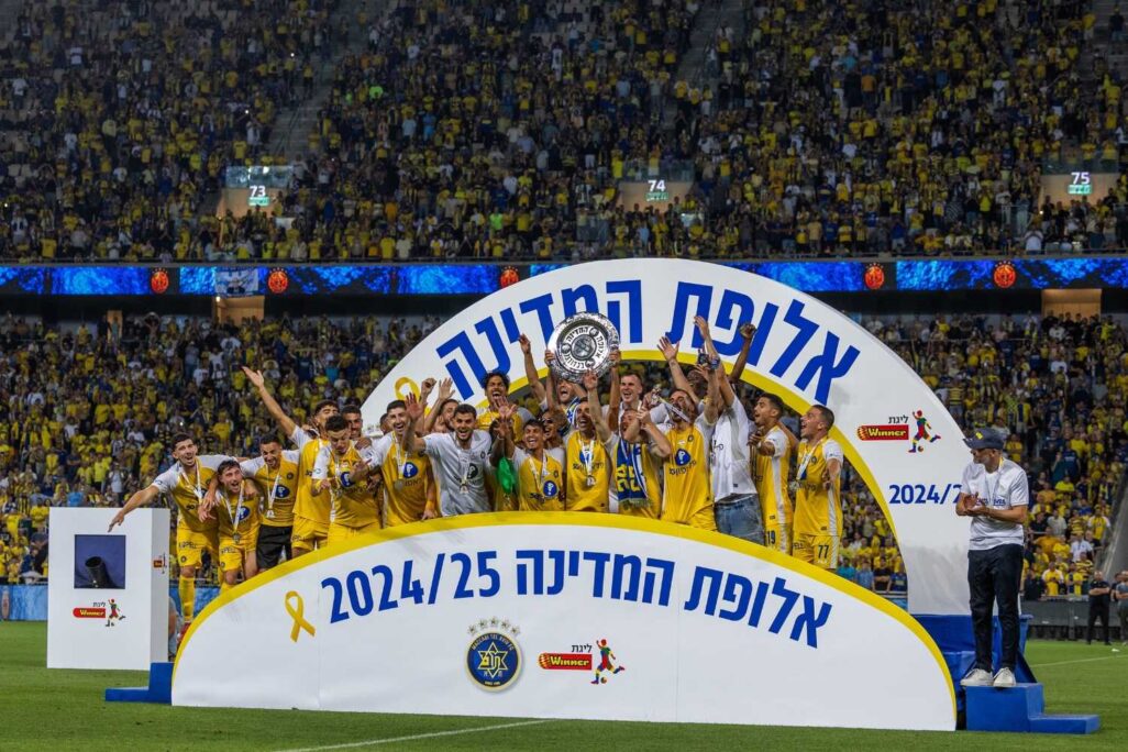 שחקני מכבי תל אביב מניפים את צלחת האליפות באצטדיון בלומפילד ביפו (צילום: אורן בן חקון/ פלאש90) שחקני מכבי תל אביב מניפים את צלחת האליפות באצטדיון בלומפילד ביפו (צילום: אורן בן חקון/ פלאש90)