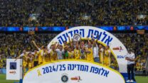 שחקני מכבי תל אביב מניפים את צלחת האליפות באצטדיון בלומפילד ביפו (צילום: אורן בן חקון/ פלאש90)