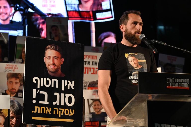משה, אחיו של החטוף אבינתן אור בכיכר החטופים בתל אביב (צילום: פאולינה פטימר)