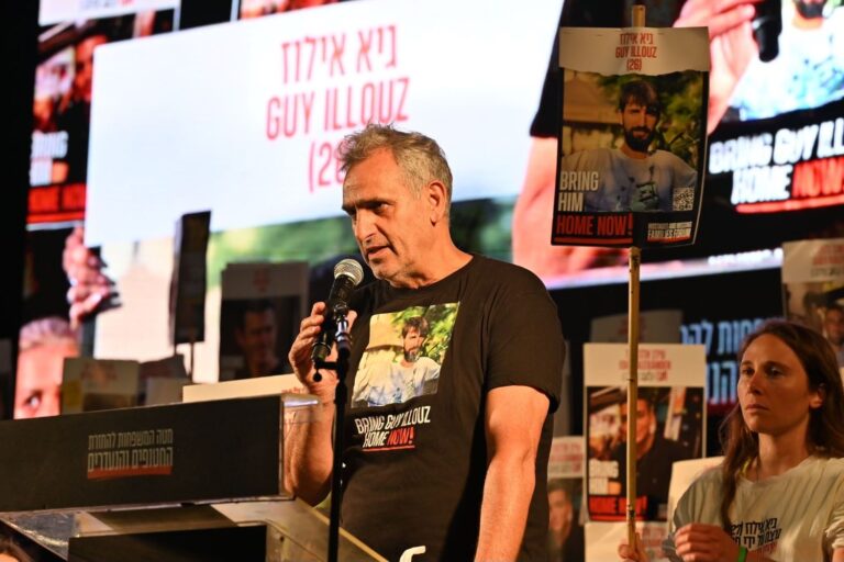 מישל אילוז, אביו של החטוף גיא, בעצרת למען השבת החטופים בתל אביב (צילום: פאולינה פטימר)