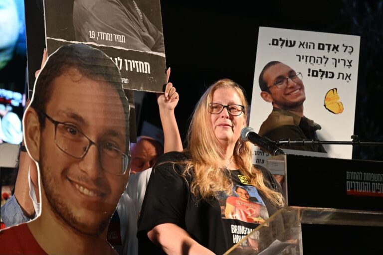 חירות נמרודי, אימו של החטוף תמיר, בעצרת למען השבת החטופים בתל אביב (צילום: פאולינה פטימר)
