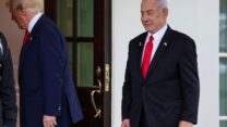 ראש הממשלה בנימין נתניהו ונשיא ארה״ב דונלד טראמפ בכניסה לבית הלבן (צילום ארכיון: REUTERS/Leah Millis)