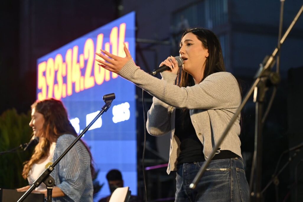 נציגת ישראל לאירוויזיון יובל רפאל וכותבת השיר קרן פלס בכיכר החטופים בתל אביב (צילום פאולינה פטימר) נציגת ישראל לאירוויזיון יובל רפאל וכותבת השיר קרן פלס בכיכר החטופים בתל אביב (צילום פאולינה פטימר)