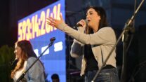 נציגת ישראל לאירוויזיון יובל רפאל וכותבת השיר קרן פלס בכיכר החטופים בתל אביב (צילום פאולינה פטימר)