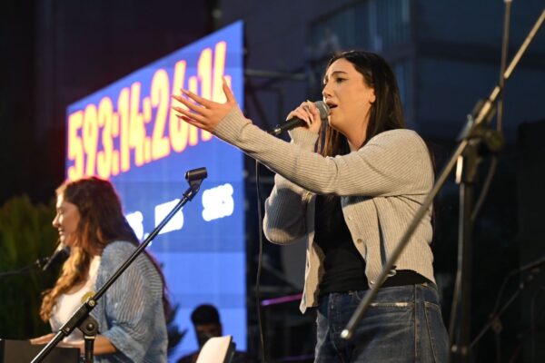 נציגת ישראל לאירוויזיון יובל רפאל וכותבת השיר קרן פלס בכיכר החטופים בתל אביב (צילום פאולינה פטימר)