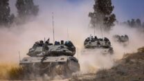 טנקים של צה״ל חוצים את הגבול לרצועת עזה (צילום: ג׳מאל עוואד/ פלאש90)