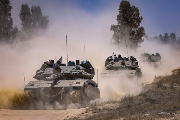 טנקים של צה״ל חוצים את הגבול לרצועת עזה (צילום: ג׳מאל עוואד/ פלאש90)