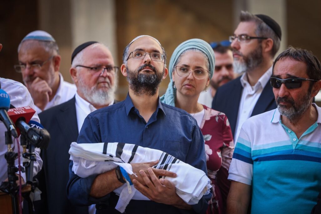 הלווייתו של רביד חיים גז, בנה של צאלה שנורתה למוות כשהיא בהריון בפיגוע הירי בשומרון (צילום: חיים גולדברג/ פלאש90) הלווייתו של רביד חיים גז, בנה של צאלה שנורתה למוות כשהיא בהריון בפיגוע הירי בשומרון (צילום: חיים גולדברג/ פלאש90)