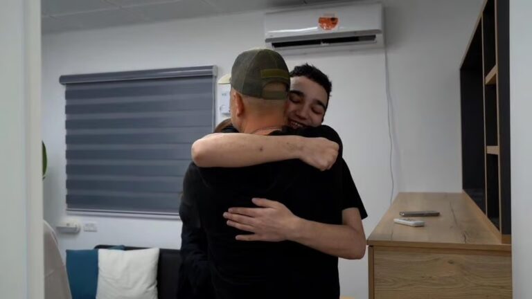 עידן אלכסנדר מתחבק עם אביו לאחר השחרור (צילום: דובר צה״ל)