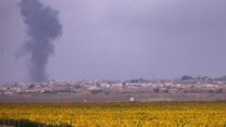 עשן מרצועת עזה בעקבות תקיפות צה״ל (צילום: חיים גולדברג/ פלאש90)